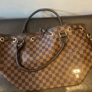 Louis Vuitton bag for sale in a very good condition
